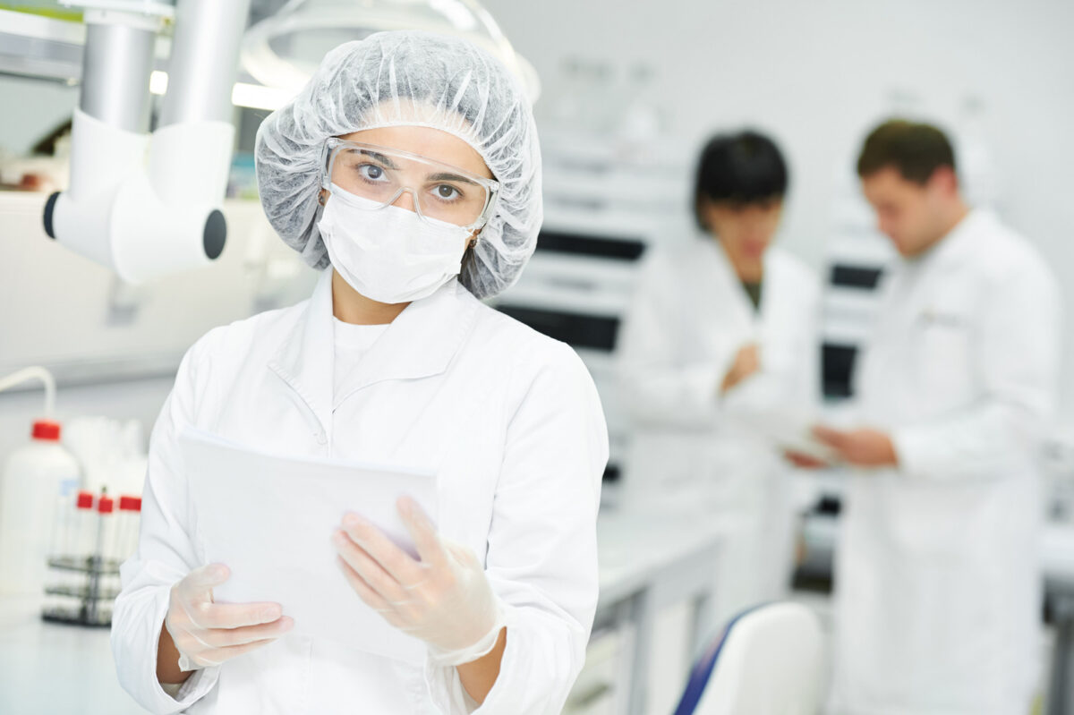 Portrait d'une chercheuse scientifique pharmaceutique en uniforme dans un laboratoire de l'industrie pharmaceutique.